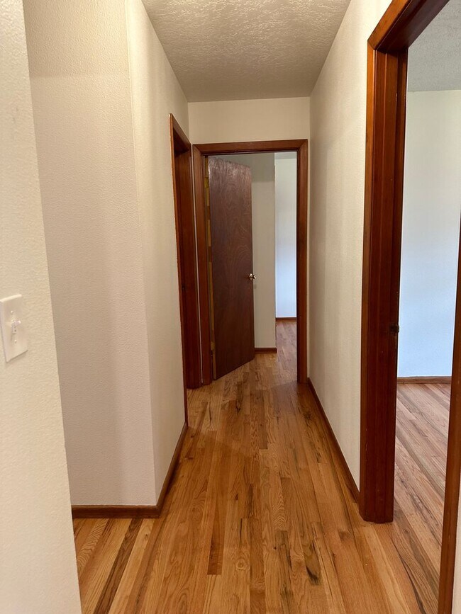 Building Photo - GORGEOUS RANCH STYLE HOME ON HUGE MANICURED LOT IN GARDEN HOME IN SW PORTLAND