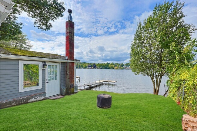 Building Photo - 47 Lakeshore Dr