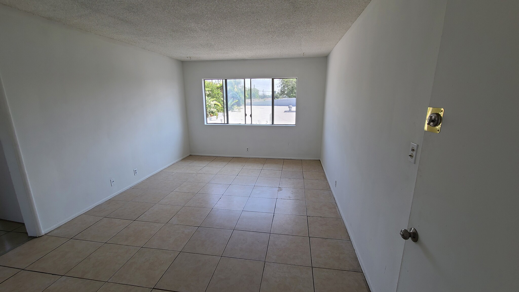 Building Photo - 9915 S Avalon Blvd