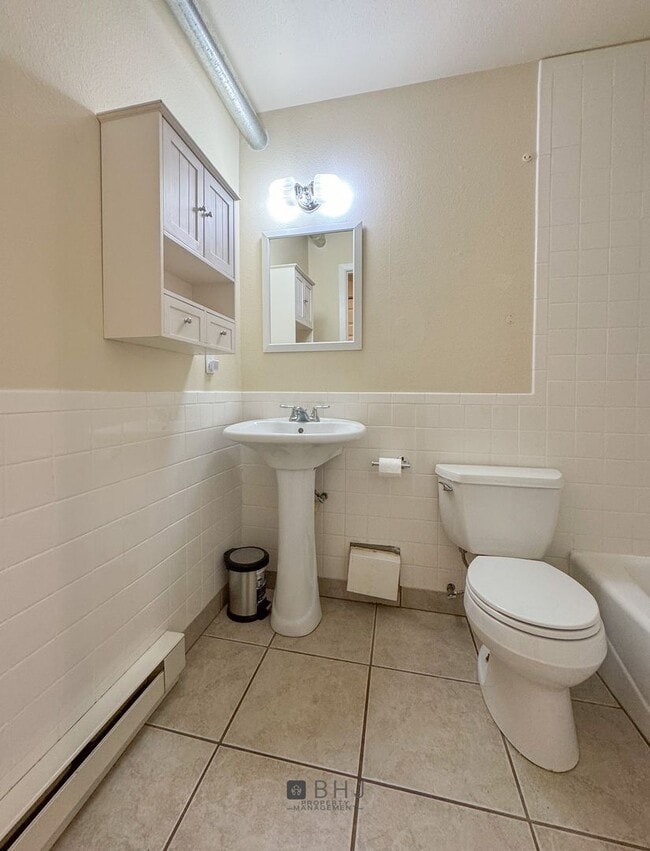 Building Photo - 3 Bedroom/ 1.5 Bath Townhouse for rent!