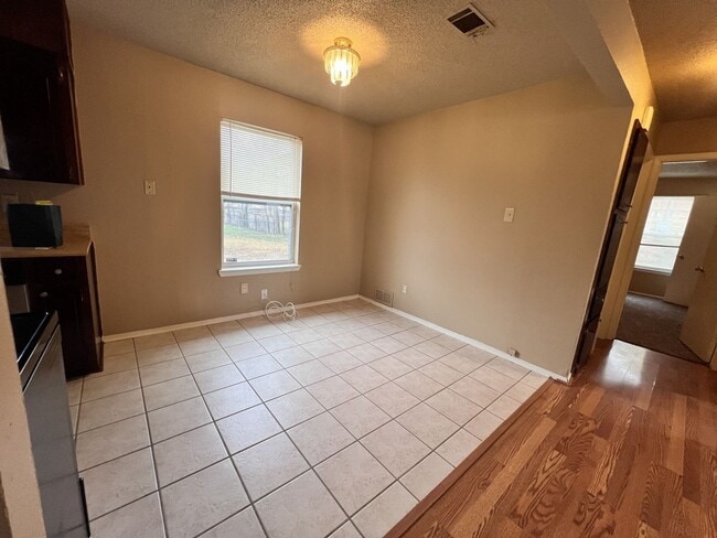 Building Photo - Great 3 bedroom in Killeen with washer and dryer connections and brand new carpet.