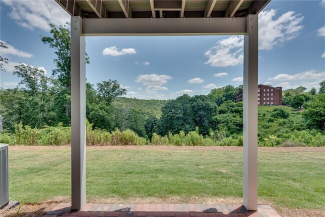 Building Photo - 435 Maplewood Dr