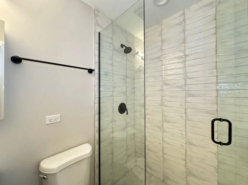 Building Photo - 655 W Wrightwood Ave