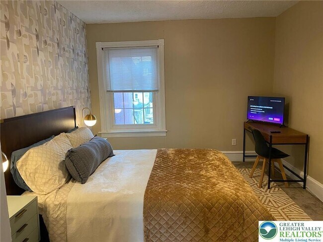 Building Photo - 37 E Evergreen St