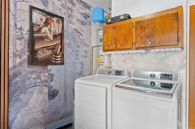 Building Photo - 3 Bedroom Townhouse