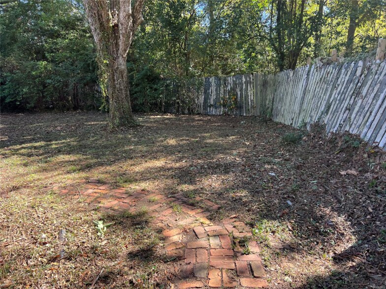 Building Photo - 3653 Cloverdale Rd