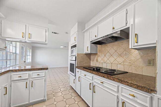 Building Photo - 9011 Landsdowne Dr