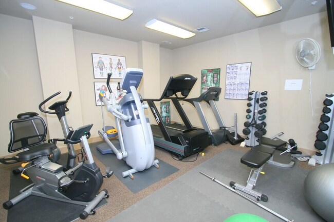 Building Photo - Stylish NW Contemporary 2 Bed, 2 Bath Cond...