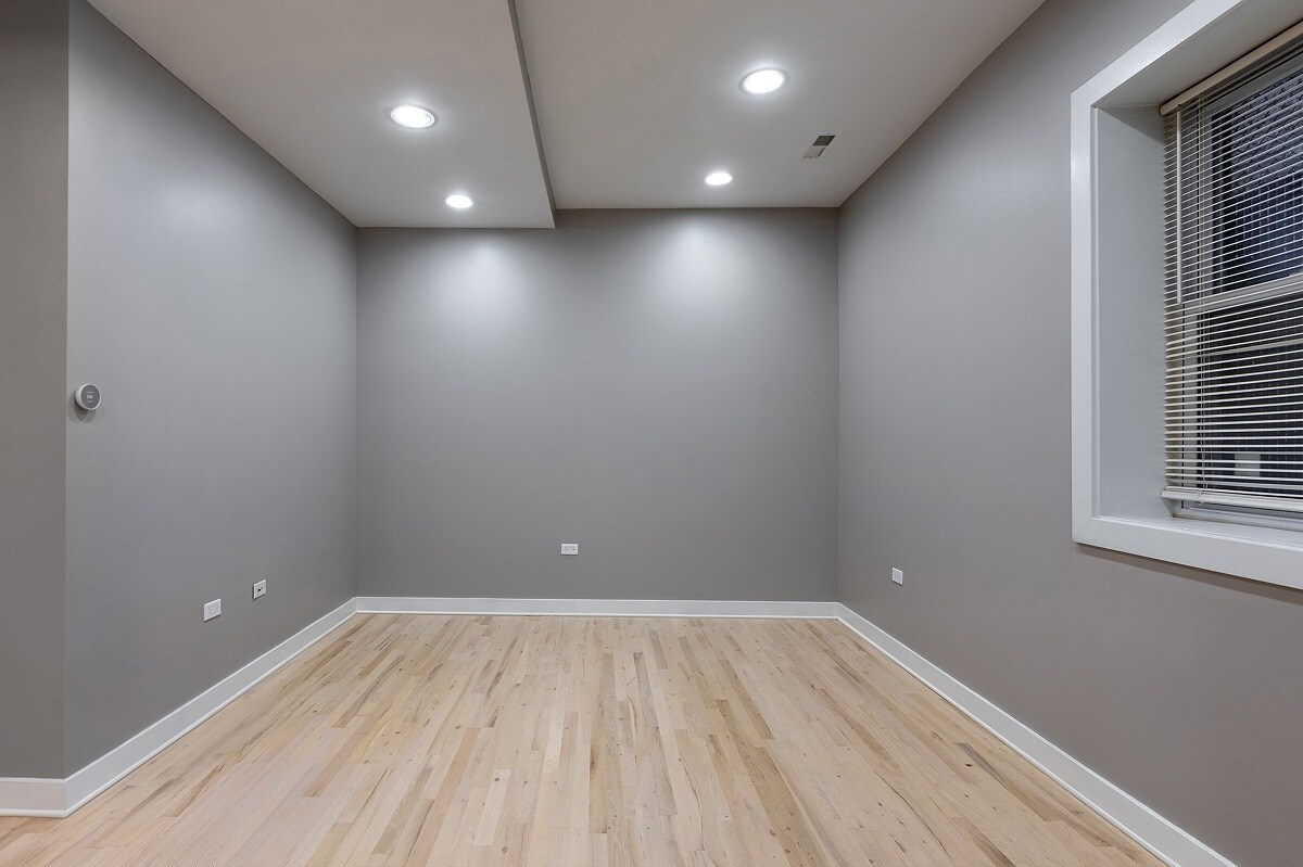 Building Photo - 1430 N Maplewood Ave