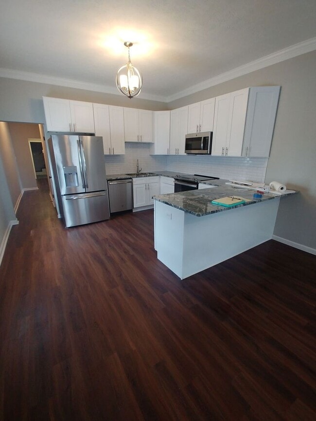 Primary Photo - 4 bedroom, 2 bathroom home close to the Un...