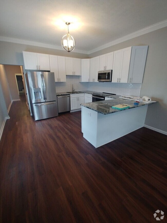 Building Photo - 4 bedroom, 2 bathroom home close to the Un...