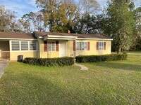 Building Photo - 3 Bedroom, 1 Bath home in Live Oak with la...