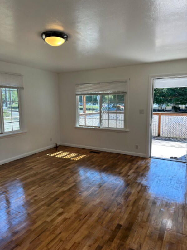 Building Photo - 910 Trosper Rd SW