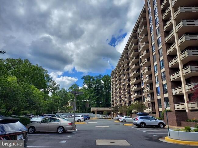 Building Photo - 1808 Old Meadow Rd