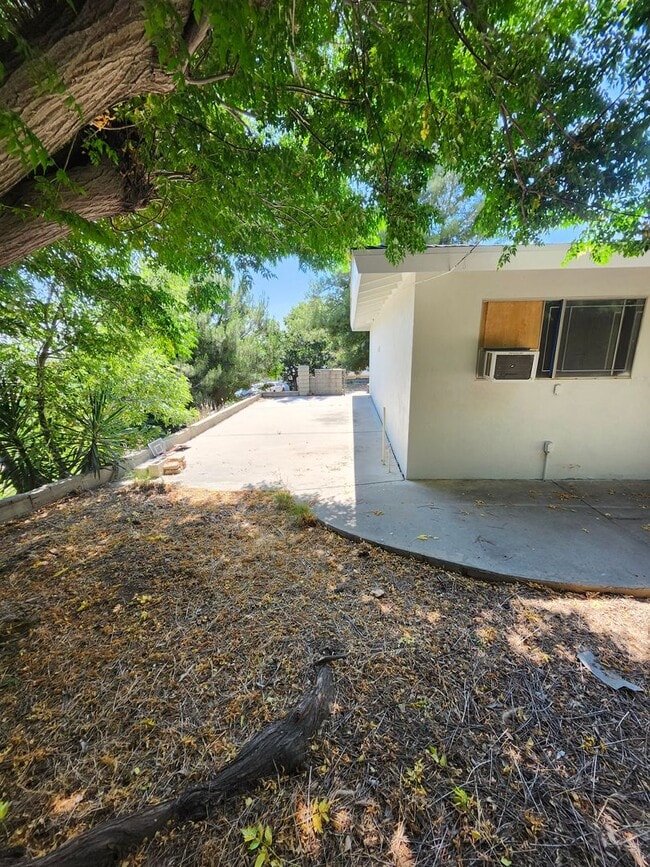 Building Photo - Newly Renovated! Spacious 4-Bed, 2-Bath Ho...