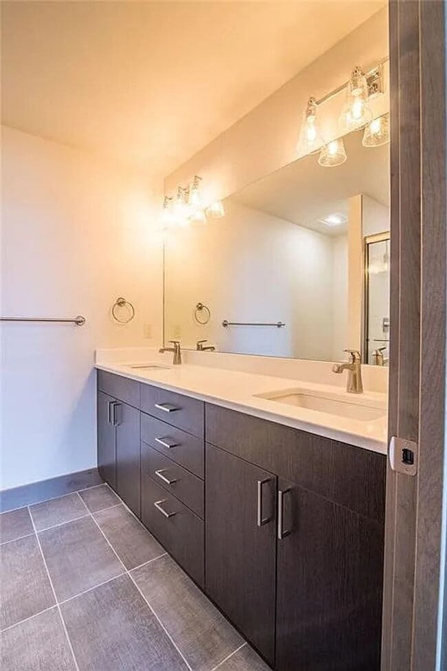 Building Photo - Beautiful 3 bedroom Townhome