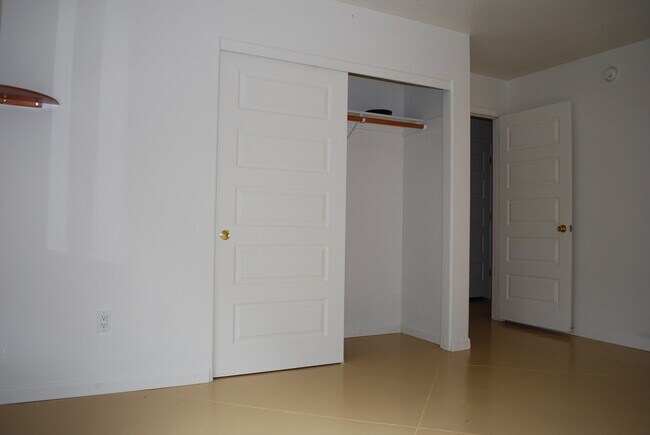 Building Photo - Modern 4 Bed 5 Bath Near UofA – Private Baths & Off-Street Parking