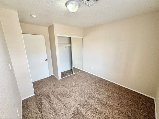 Building Photo - Fantastic 3 Bedroom/2 Bath Single Level Home & NO HOA!  Schedule a Showing Today!