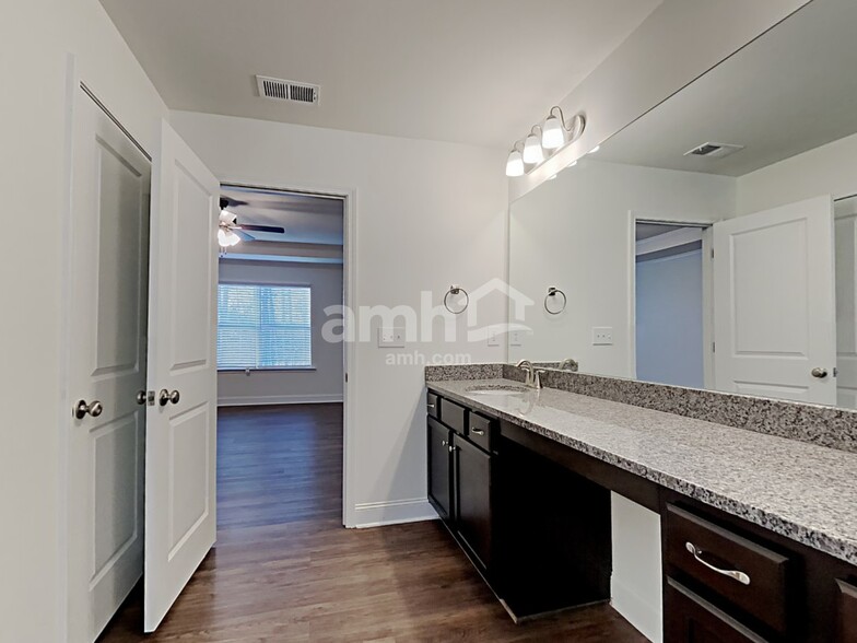 Building Photo - 5255 Valley Dr