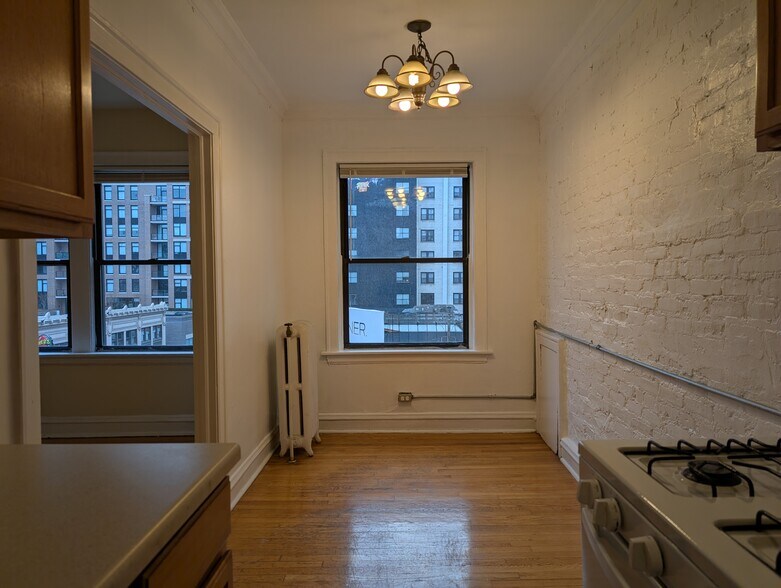 Building Photo - 1160 N Dearborn St