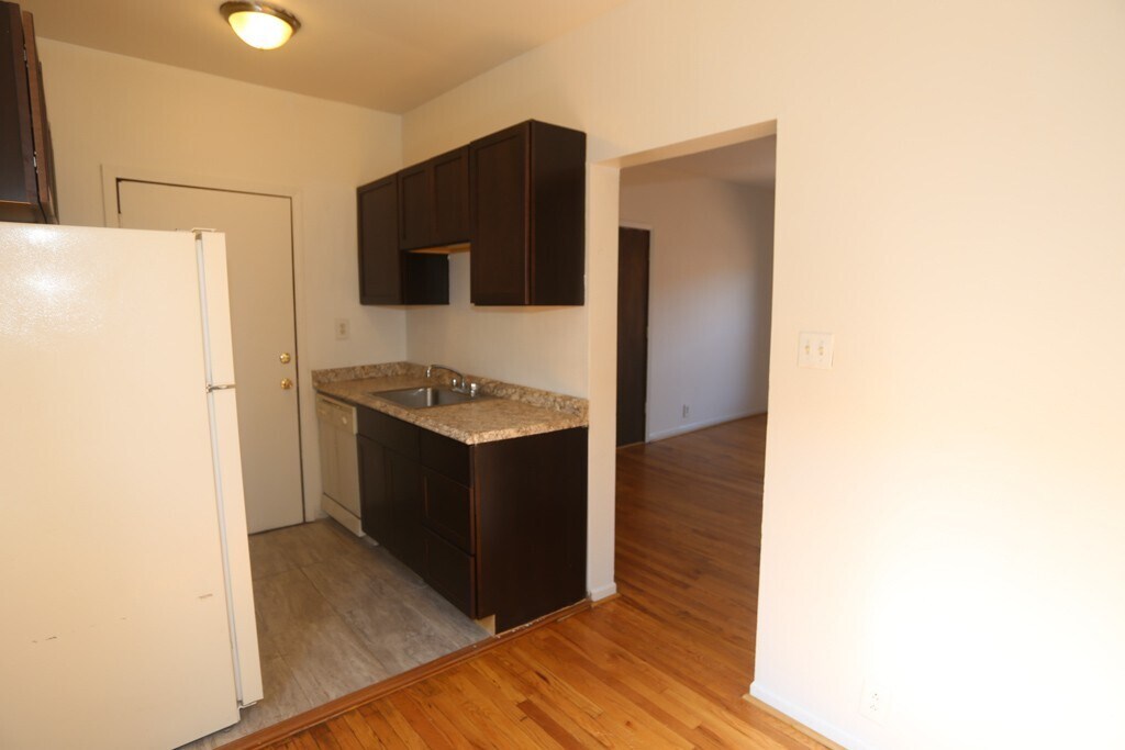 Building Photo - 931 W Sunnyside Ave
