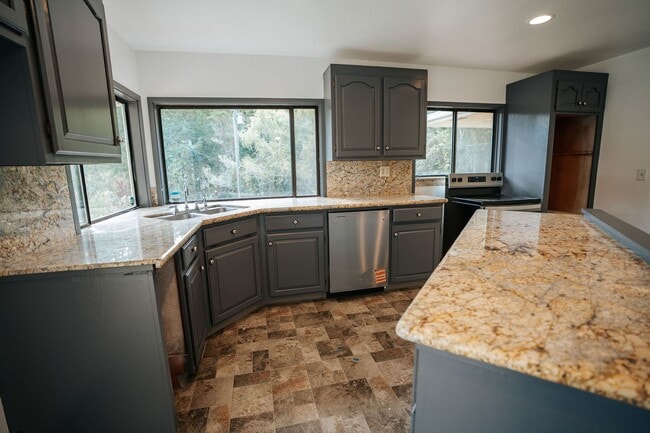 Building Photo - Spacious 4-Bedroom Home with Stunning Hilltop Views in Fortuna, CA