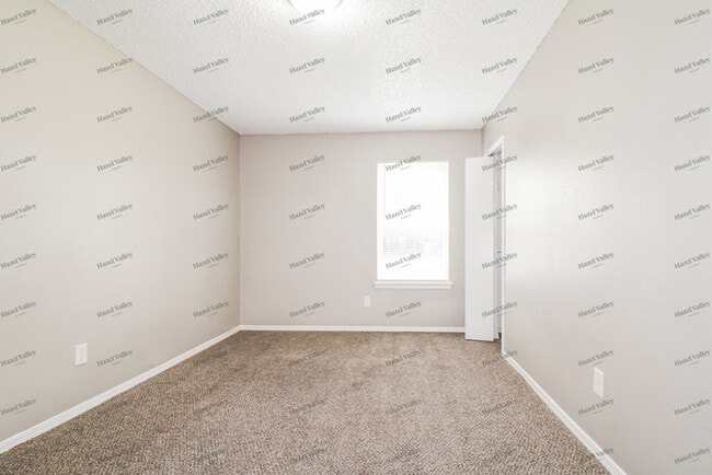 Building Photo - 613 Ramblin Oaks Dr