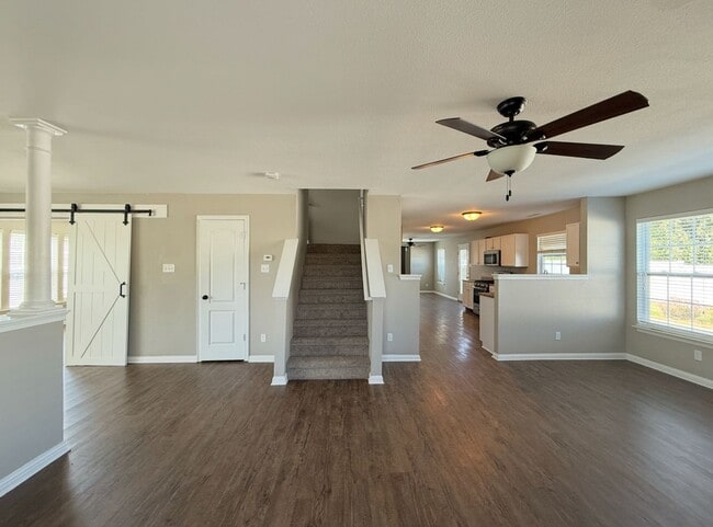 Building Photo - STUNNING 4 Bedroom 2.5 Bath