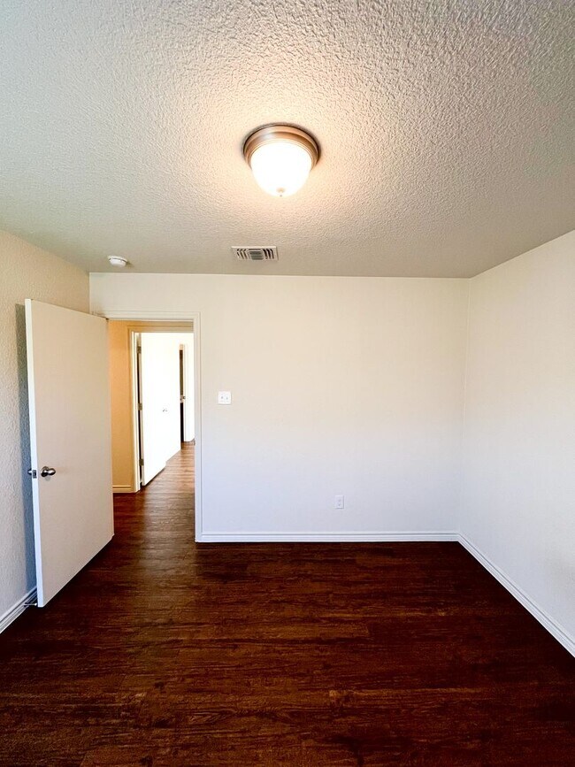 Building Photo - 1519 Justin Lp