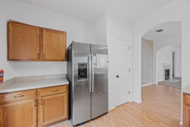 Building Photo - 914 N Creek Blvd