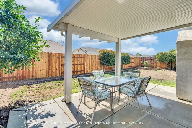 Building Photo - 3 bdrm 2 bth, East Lincoln large backyard