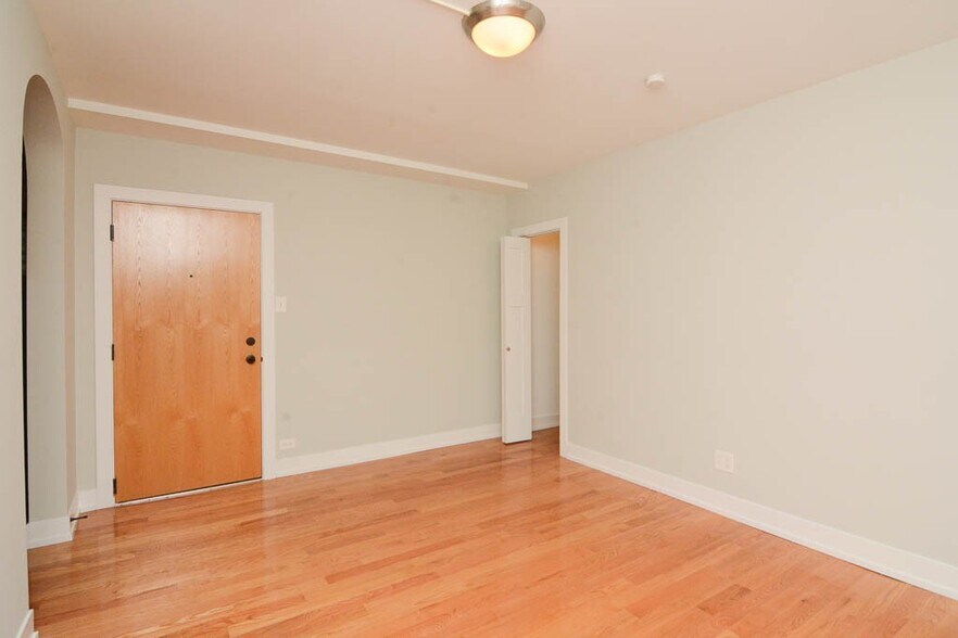 Building Photo - 562 W Arlington