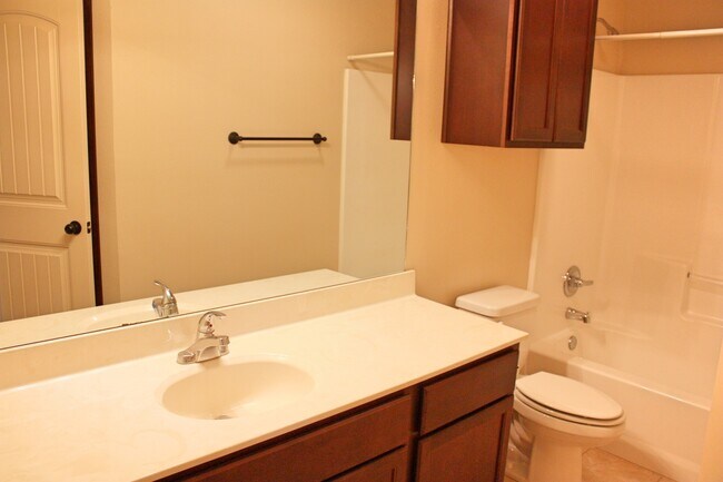 Building Photo - Charming Quad Located On Cul-De-Sac East o...