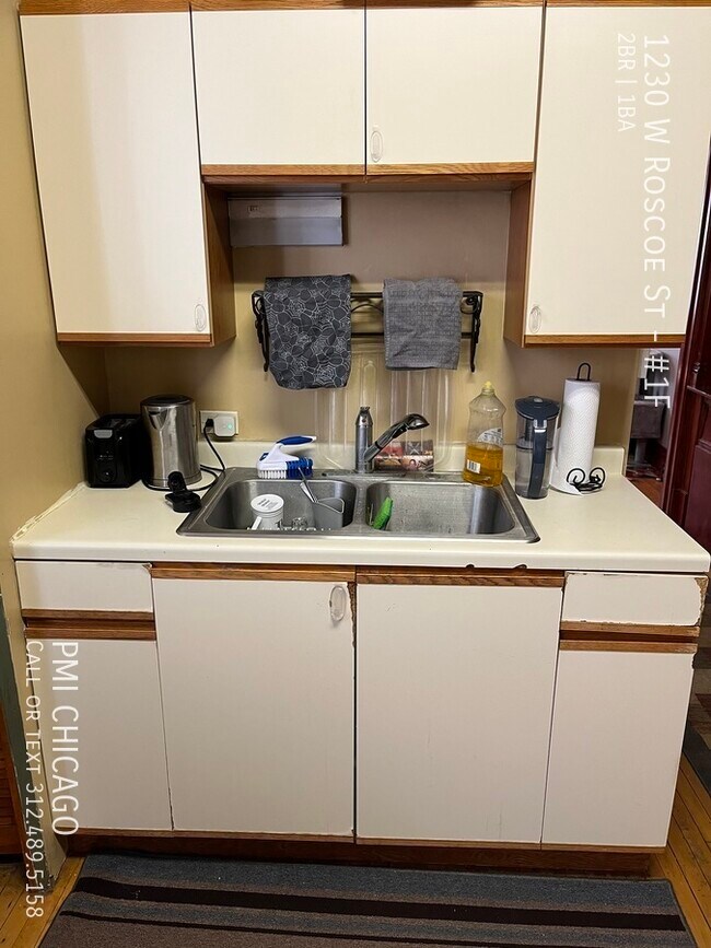 Building Photo - 1230 W Roscoe St