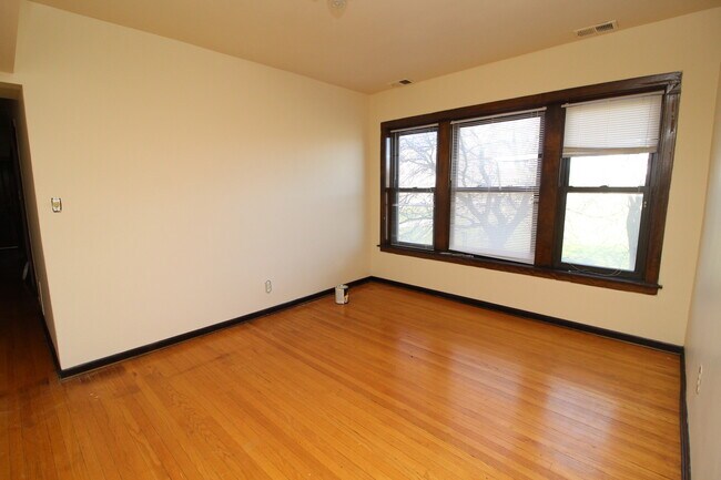 Building Photo - 1728 W Juneway Terrace