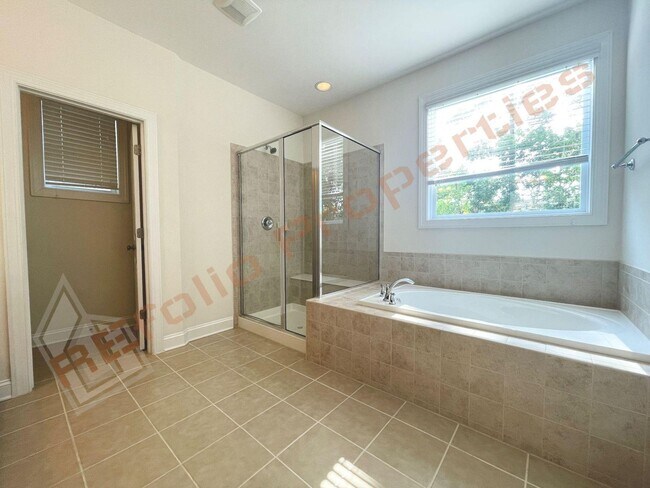 Building Photo - Beautiful 5 Bedroom End Unit Townhouse wit...