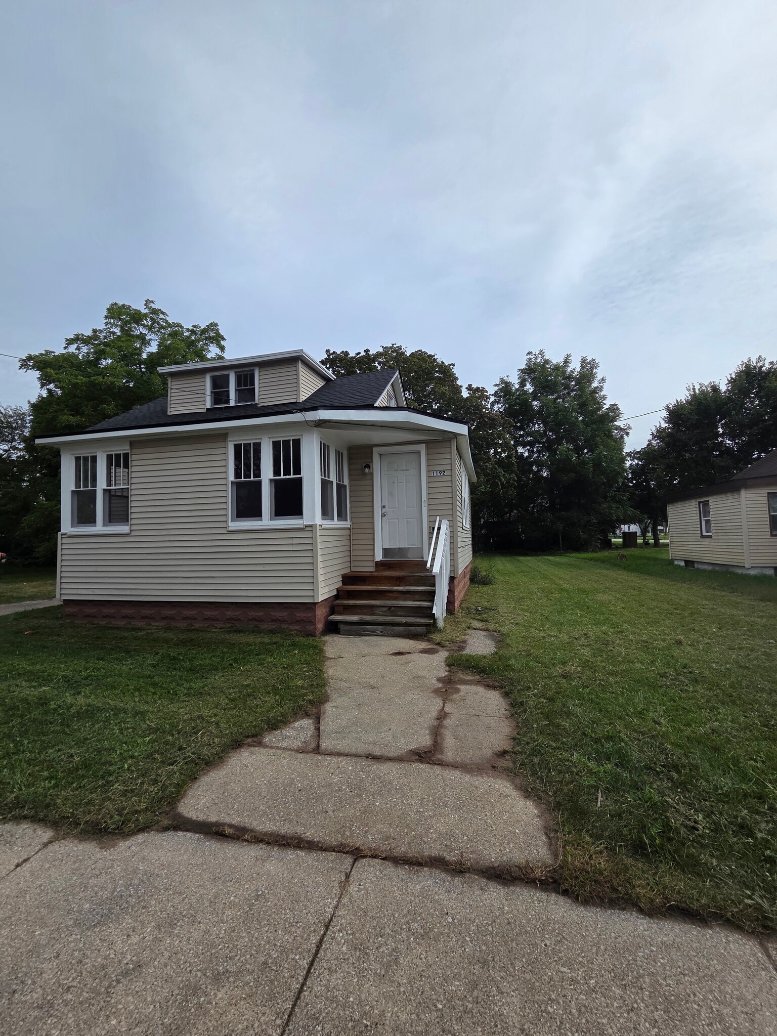 Building Photo - 1192 Maple St