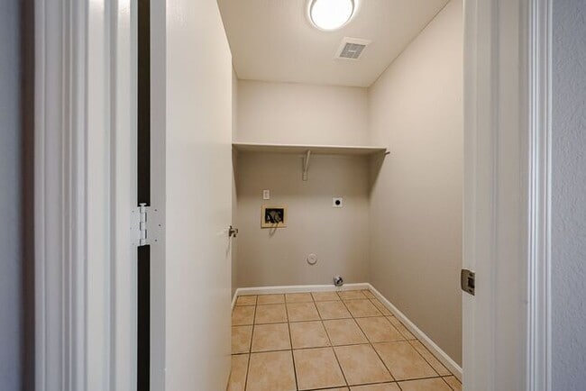 Building Photo - 3 Bed, 2 bath single level home in great C...