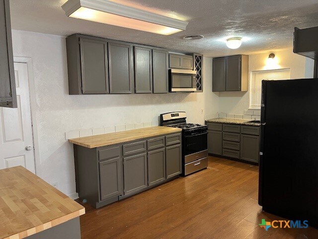 Building Photo - 208 E Voelter Ave