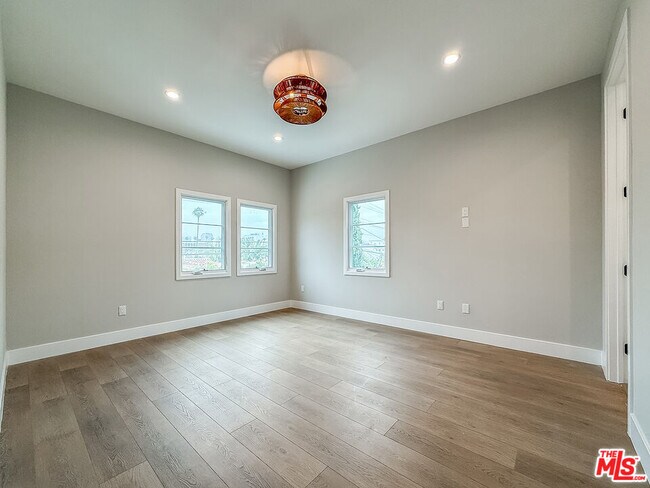 Building Photo - 150 N Arnaz Dr