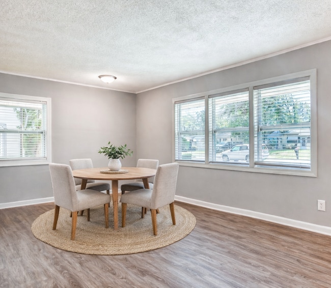 Building Photo - 2210 N Fernwood Dr