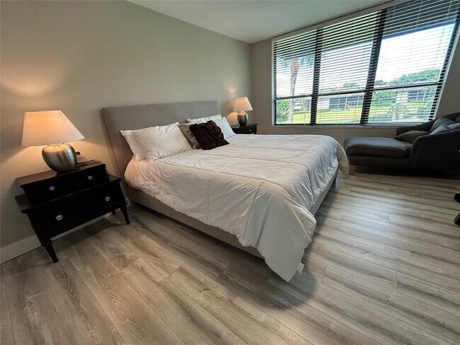 Building Photo - 7582 Regency Lake Dr