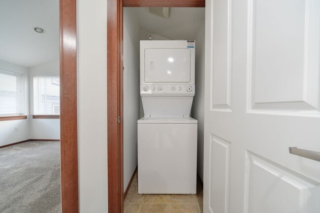 Building Photo - Nice 3 beds / 3.5 baths Townhouse in Green...