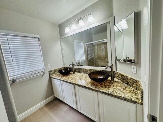 Building Photo - 4 Bedrooms Home For Rent