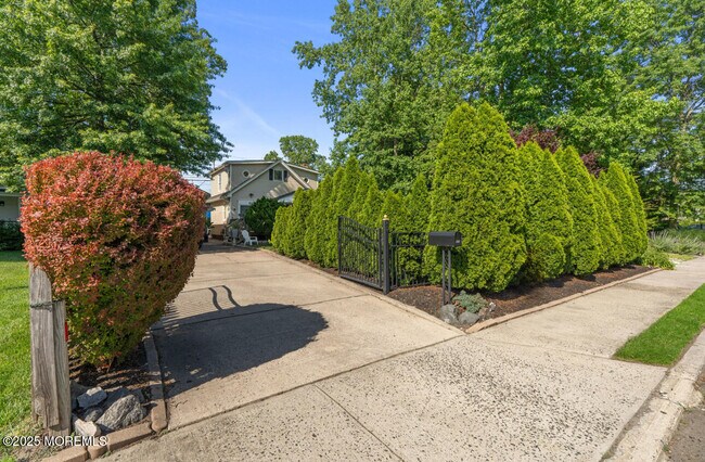 Building Photo - 517 Laurel Ave