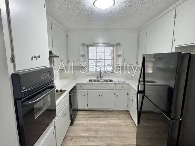 Building Photo - 2557 Woodley Rd