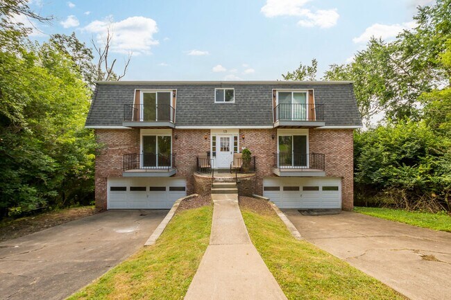 Building Photo - MOVE IN TODAY! 2-BEDROOM IN THE HEART OF C...