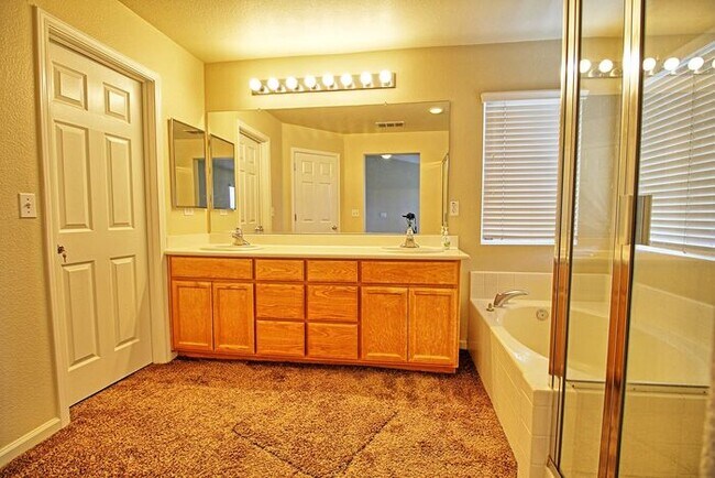 Building Photo - Lovely, Hidden Lake 4 bedroom, 2.5 bathroo...