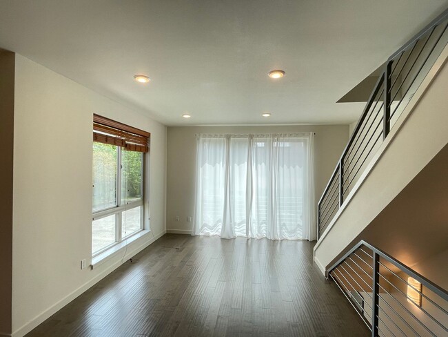 Building Photo - Great Townhome For Rent