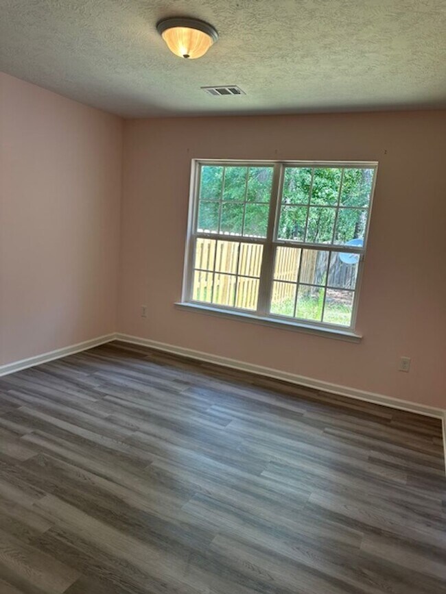 Building Photo - 3 BR/ 2 BA Attached Home